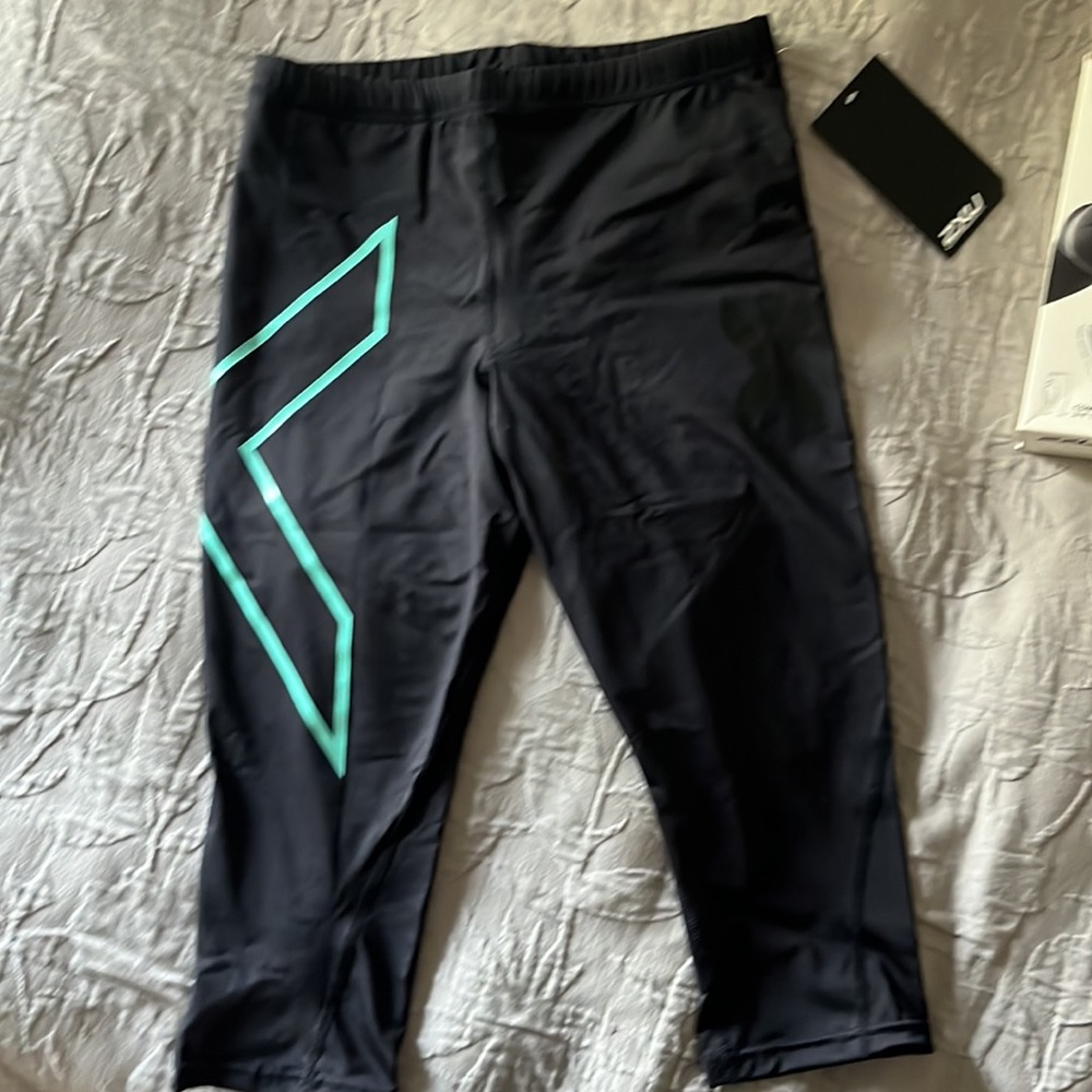 NWT 2XU Women’s Compression 3/4 Tights - size L